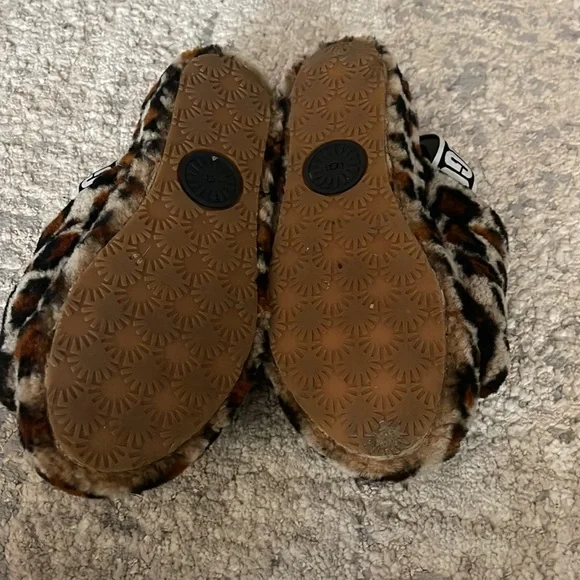 Gently used leopard print slippers - Picture 2 of 3